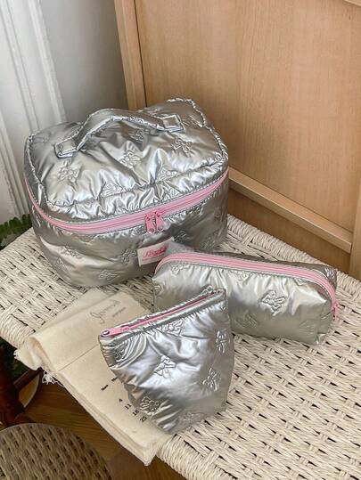 1 件银色蝴蝶结压花女孩大容量化妆包、女士旅行化妆包、时尚便携式化妆包、女孩旅行化妆包、多功能收纳包，可装口红、卫生巾、硬币、钥匙、发夹、发圈等，大容量可爱洗漱包，适合旅行收纳，旅行化妆包，母亲节礼物，返校礼物，新年礼物秋季大学必备旅行必需品假期旅行包女士化妆收纳包