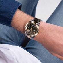 Guess GW0265G8 Klassisch elegante Herren Analog Quarz Uhr mit Tag-/Datumsfunktion, grünes rundes Zifferblatt und zweifarbiges Edelstahlarmband in Silber und Gold, geeignet für den täglichen Businesswear, Geburtstagsgeschenk für Männer