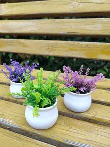 Ensemble de 3 plantes artificielles vertes en pot. Les pots de plantes de simulation sont en plastique et les mini-plantes d'imitation conviennent pour être placées sur les tables à manger intérieures à la maison, ainsi que pour la décoration dans les bureaux, les salles à manger, les cours de ferme et les salles de bain.