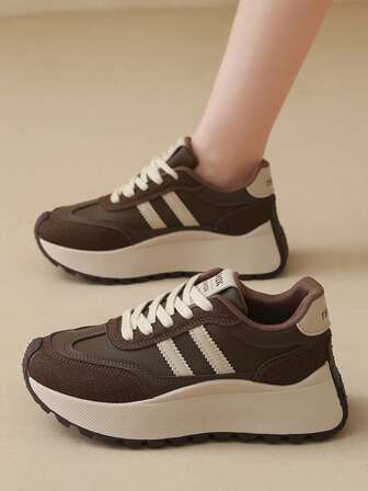 Zapatillas casuales blancas para mujer, nuevas para primavera, verano y otoño de 2025. Estilo versátil de vacaciones para estudiantes, con suela gruesa, para uso al aire libre y patinaje. Diseño antideslizante y plano (con ligera diferencia de color)