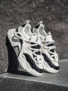 2025 Nouvelles chaussures pour hommes, baskets polyvalentes à semelle épaisse avec patchwork de lettres, style décontracté, pour toutes les saisons