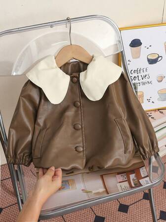 秋冬新款女宝宝碎花荷叶边领长袖休闲可爱外套，撞色花瓣领设计，时尚可爱，儿童皮夹克，时尚可爱。女童花瓣领软皮夹克，卡其色棕奶油色领子，泡泡袖飘逸感，出门必备，萌翻了