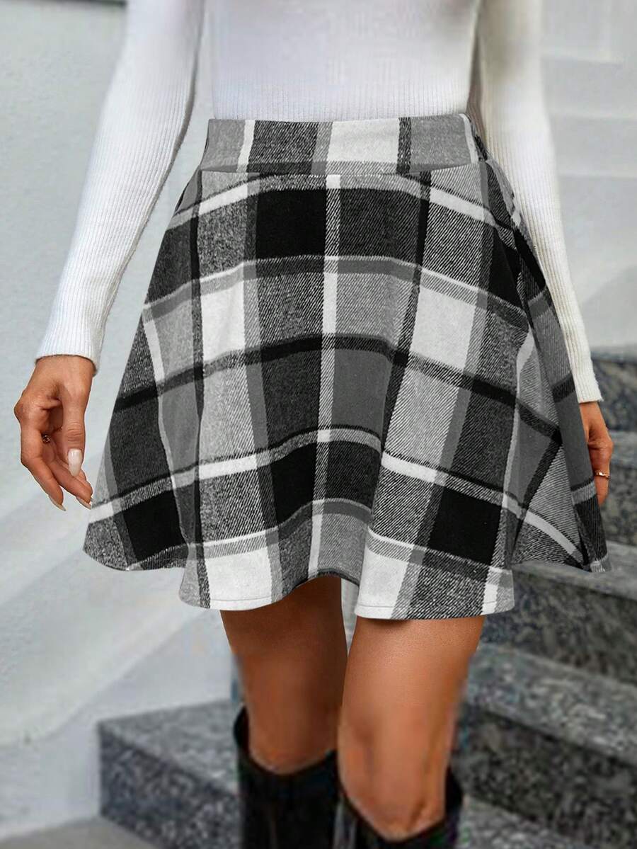 Nueva colección de Navidad y otoño-invierno con una falda casual a cuadros en blanco y negro, de estilo minimalista y elegante. Perfecta para fiestas, con talle alto, forro grueso y un ajuste favorecedor para la figura de la mujer. Adecuada para diversas ocasiones, como salidas diarias, eventos escolares y fiestas navideñas.