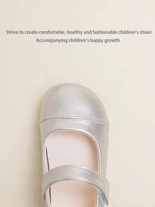 1 双时尚简约优雅纯色钩环公主儿童平底鞋，适合表演