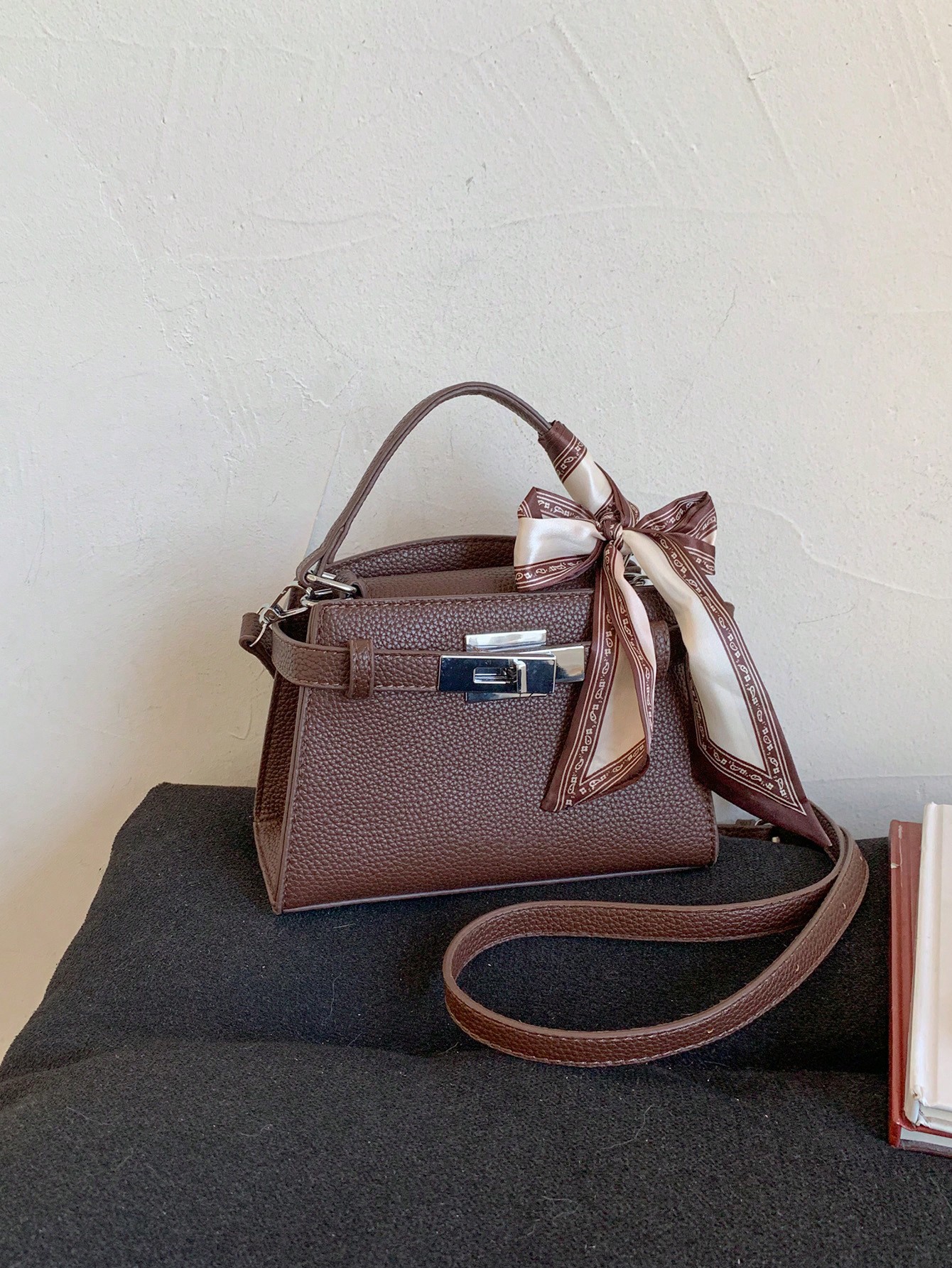 حقيبة يد نسائية أنيقة ومميزة مزينة بوشاح، حقيبة كر...