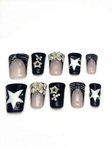 10 أظافر مصنوعة يدويًا بشكل منقار البط. مع لون أسود وأبيض بالإضافة إلى عناصر مثل النجوم والماس اللامع ، فهي باردة ولامعة ، مناسبة للأشخاص الذين يفضلون أسلوبًا أنيقًا وحادًا. يحتوي كل مجموعة على 10 أظافر ، وتقدم ثلاثة أحجام للاختيار ، وتأتي مع مجموعة من الأدوات. إنها خيار مثالي للنساء والفتيات!