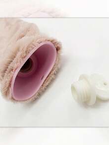 Madebyblanc 简约纯色热水袋，暖棕、浅灰等多种颜色可选。柔软亲肤的毛绒面料，触感细腻舒适。加长设计，可灵活包裹腰颈等不同部位，带来大面积温暖。持久保温，驱散冬日寒意，居家休闲、办公通勤、女性经期保暖、老年人冬季保温、怕冷人群保暖等冬季送礼佳品。 - 粉紅色熱水袋 - 查看 5