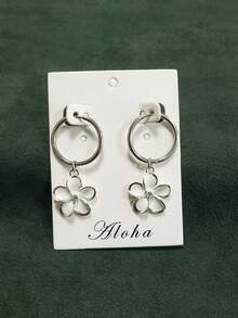 زوج من أقراط الحلقة المصنوعة من الفولاذ المقاوم للصدأ بطراز بوهيمي مرشوش بالرمل بتصميم زهرة البلوميريا