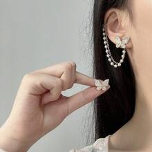 1 par de clips de oreja con cadena de borlas, cristales de imitación y perlas falsas con diseño de mariposa - Clips de oreja asimétricos de micro-cristal sin perforación para mujeres, pendientes de moda coreana para citas/fiestas, joyería hipoalergénica, regalo de Navidad, accesorios para mujeres, juego de pendientes elegantes de acero inoxidable dorado, pendientes de Navidad, accesorios de pendientes para mujeres por menos de 10 pesos