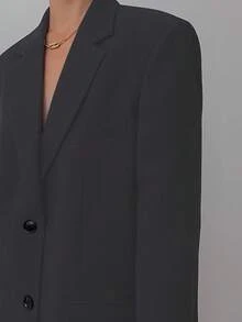 这款经典宽松版型女士西装外套,四季皆宜。简约的翻领和垫肩设计,融合了休闲与优雅风格,使其成为一款百搭之选。作为一款时尚西装外套,它适合各种场合,例如办公室工作、旅行、婚礼、约会、宴会、派对和演出。它也可以作为女士度假装扮。尤其适合春季、情人节、狂欢节、海滩、派对、婚礼和生日等场合。 - 灰色 - 查看 4
