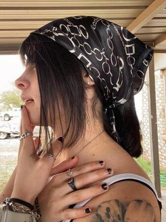 1 件女士黑色街头休闲波西米亚链条印花方巾围巾，多功能复古丝绸质地 50 厘米围巾，发饰，发巾，适合日常佩戴和节日礼物，圣诞节和万圣节