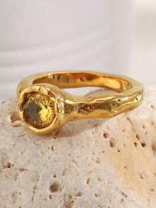 Anillos delgados de acero inoxidable chapados en oro con un solo zirconia de color champán brillante para mujeres. Elegante y versátil, es adecuado para que las damas lo usen, perfecto para reuniones de damas, festivales y como regalo para amigas. - Multicolor - Ver 7