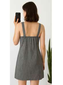 Vestido corto de tirantes con botones frontales decorativos, ideal para un look fresco y juvenil. diseño en tela ligera con rayas - Negro - Ver 2