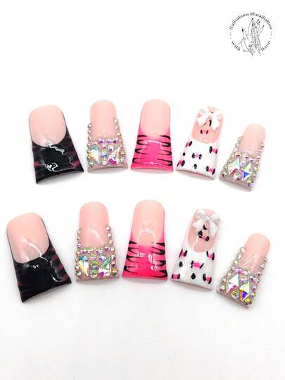 10片纯手工压制可穿戴美甲，33mm长喇叭形美甲片，粉色、黑色、白色、红色等颜色，各种闪钻覆盖部分指甲手指，手绘斑点和圆点，3D白色蝴蝶结装饰，手绘黑色条纹，夏秋季款式，可爱美甲片，适合日常休闲度假、聚会、派对等活动。
