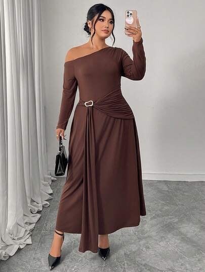 Abito casual a maglia aderente con spalle oblique e maniche lunghe, taglie comode