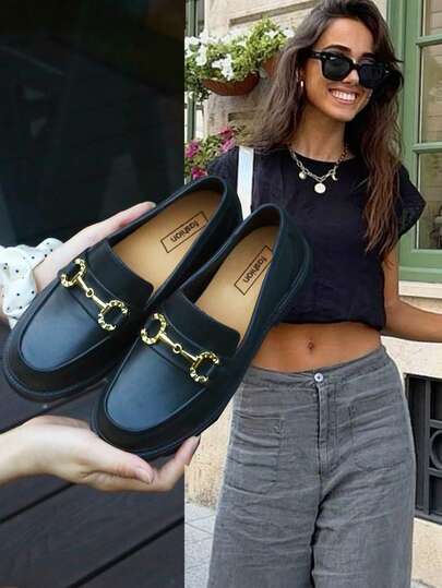 Moderiktiga och mångsidiga loafers med metalldekor för pendling