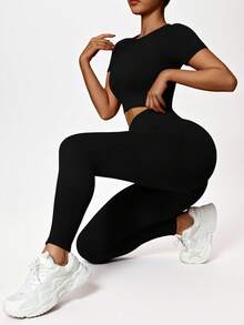 SHEIN Sports 男士纯色圆领短袖上衣和裤子高弹无缝运动套装，休闲日常健身套装女士健身套装女士紧身裤套装 - 黑色 - 查看 2