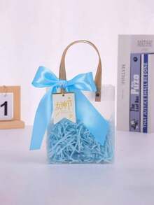 مجموعة أكياس هدايا زرقاء مع شريط، علاقة بطاقة وحشو من الحشيشة الاصطناعية. قابلة لإعادة الاستخدام، بتصميم مقبض. مناسبة لتغليف هدايا الحفلات، تذكارات الزفاف، تغليف منتجات البيع بالتجزئة، هدايا عيد الميلاد، تغليف الهدايا التذكارية، الهدايا الرومانسية وتغليف هدايا إعلان الحب.