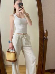 Kit de 3 camisetas de tirante ancho, clásicas y casuales para mujer, tela de poliéster y elastano, ideales para temporadas de primavera y verano. Diseño ajustado, cuello redondo, sin mangas, muy ligeras y cómodas. - Blanco - Ver 4