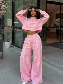 مجموعة قطعتين مكونة من بلوزة قصيرة مقصوصة الكتف مع سحاب نصف طول الرقبة وبنطلون رياضي مستقيم الساق مع ثني الخياطة، بنطلون رياضي واسع الساق مناسب للربيع والعطلات والمطار والأوقات العادية في الخريف والشتاء والعودة إلى المدرسة