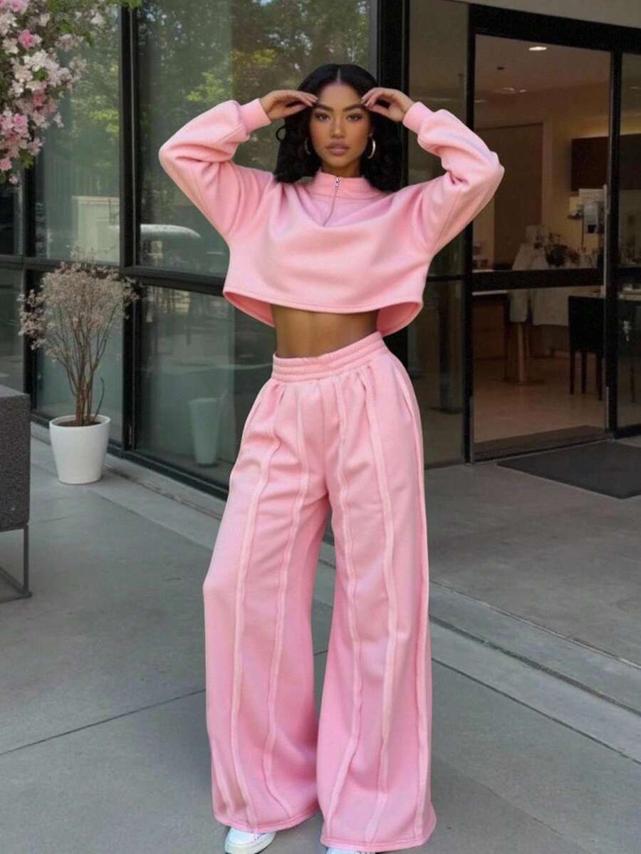 مجموعة قطعتين مكونة من بلوزة قصيرة مقصوصة الكتف مع سحاب نصف طول الرقبة وبنطلون رياضي مستقيم الساق مع ثني الخياطة، بنطلون رياضي واسع الساق مناسب للربيع والعطلات والمطار والأوقات العادية في الخريف والشتاء والعودة إلى المدرسة