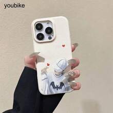 Funda con textura de lichi y diseño de una persona formando un corazón con un sombrero. Compatible con phone 16 Pro Max, 16, 15 Pro, 14, 14 Plus, 13, 13 Pro, 12 Pro y la serie Pro Plus. Es un teléfono de cumpleaños resistente al desgaste y a las huellas dactilares. - Marrón - Ver 8