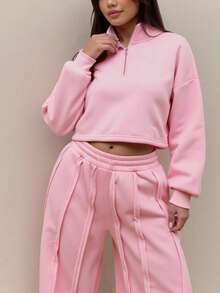 مجموعة قطعتين مكونة من بلوزة قصيرة مقصوصة الكتف مع سحاب نصف طول الرقبة وبنطلون رياضي مستقيم الساق مع ثني الخياطة، بنطلون رياضي واسع الساق مناسب للربيع والعطلات والمطار والأوقات العادية في الخريف والشتاء والعودة إلى المدرسة