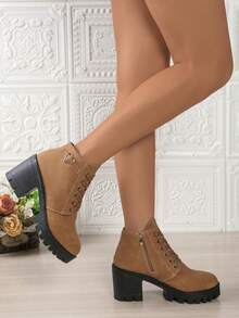 Botas de Tornozelo de Salto Alto Cáqui Femininas, Botas de Plataforma Impermeáveis de Salto Grosso, Botas Curtas da Moda com Fivela e Zíper Lateral, Botas de Vestido Cáqui de Bico Redondo com Cadarço, Botas Clássicas para Combinar com Saias, Novidade de Outono/Inverno