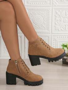 Botas de Tornozelo de Salto Alto Cáqui Femininas, Botas de Plataforma Impermeáveis de Salto Grosso, Botas Curtas da Moda com Fivela e Zíper Lateral, Botas de Vestido Cáqui de Bico Redondo com Cadarço, Botas Clássicas para Combinar com Saias, Novidade de Outono/Inverno