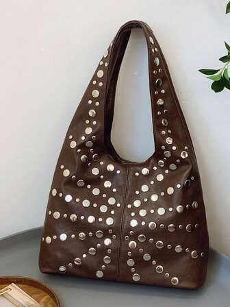 【铆钉宣言·复古朋克手袋】铆钉装饰包包，惊艳亮相！从各个角度捕捉你的时尚品味！进口头层牛皮，质感细腻，边缘镶嵌铆钉，做工精细