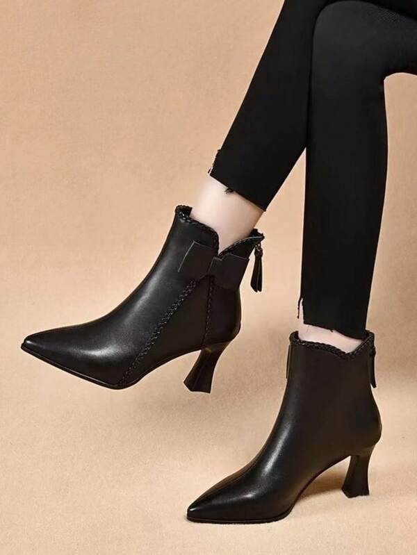 Botas Curtas com Salto Grosso e Bico Fino Estilo Vintage Britânico para Mulheres, Com Laço, Botas Versáteis de Vestir na Moda