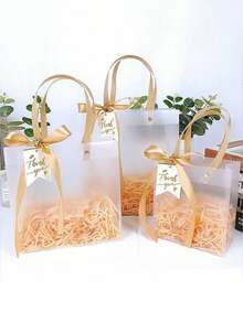 مجموعة أكياس هدايا زرقاء مع شريط، علاقة بطاقة وحشو من الحشيشة الاصطناعية. قابلة لإعادة الاستخدام، بتصميم مقبض. مناسبة لتغليف هدايا الحفلات، تذكارات الزفاف، تغليف منتجات البيع بالتجزئة، هدايا عيد الميلاد، تغليف الهدايا التذكارية، الهدايا الرومانسية وتغليف هدايا إعلان الحب.