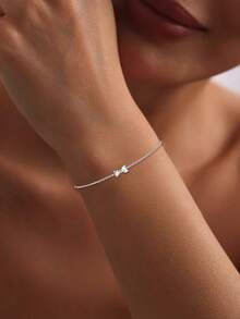 1 brățară din argint sterlin S925 cu fundă, pentru femei, încrustată cu diamante și cu un design de nișă. Are un stil modern și minimalist, potrivită pentru cele mai bune prietene și pentru asortarea zilnică a femeilor și, de asemenea, un cadou excelent pentru mame, surori și iubite.