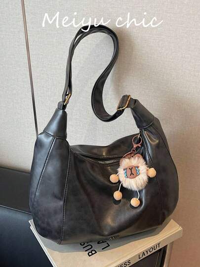 这款时尚多功能单肩包采用防水PU材质，饰有字母图案。它是一款大容量复古优雅方形单肩包，配有吊坠，是一款休闲斜挎式女士手提包，适合存放女士钱包和商务通勤。它是一款高端时尚包袋，适合日常通勤和聚会场合。