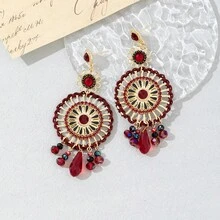 زوج من الأقراط اليدوية المنسوجة ذات الشرابات الطويلة المتميزة بالطراز الاستوائي، بأشكال وألوان وأنماط متنوعة