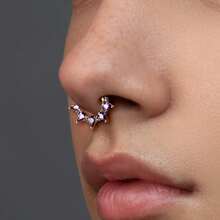 ADYJELY 1 pezzo Elegante anello al setto nasale in acciaio inossidabile ipoallergenico con gemma CZ viola da 16G, design lucido e unico, placcato in oro 18K, anello a segmento unico, anello al setto nasale durevole, adatto per piercing al cartilagine, daith, conca, elice, tragus, rook, lobo, decorazione per piercing al corpo, orecchino per lobo, da 8mm e 10mm, per donne e uomini