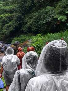 一次性加厚防风雨衣，便携式防水雨披，适合旅行和户外活动 - 透明一次性雨衣，便携式压缩卡包装，户外漂流旅行加厚均码塑料防水雨披 - 無色 - 查看 2