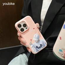 Funda con textura de lichi y diseño de una persona formando un corazón con un sombrero. Compatible con phone 16 Pro Max, 16, 15 Pro, 14, 14 Plus, 13, 13 Pro, 12 Pro y la serie Pro Plus. Es un teléfono de cumpleaños resistente al desgaste y a las huellas dactilares. - Marrón - Ver 7