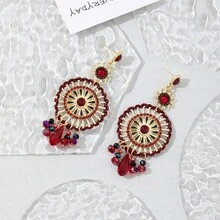 زوج من الأقراط اليدوية المنسوجة ذات الشرابات الطويلة المتميزة بالطراز الاستوائي، بأشكال وألوان وأنماط متنوعة