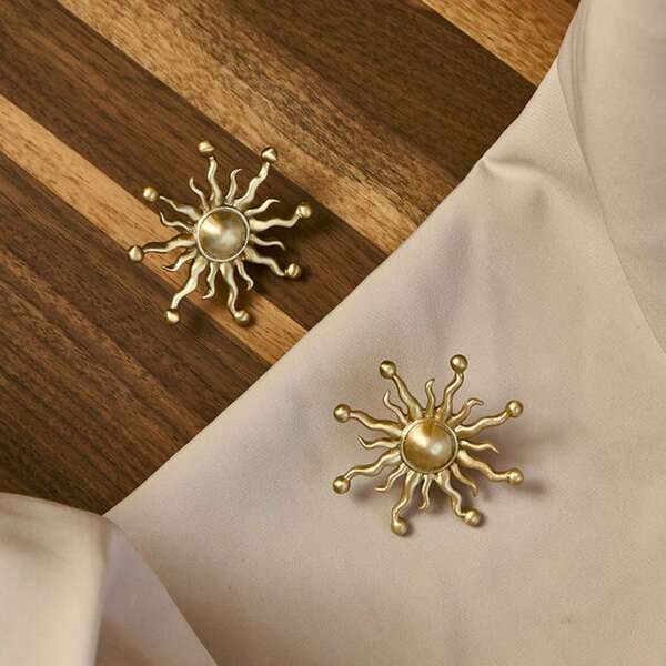 1 pieza Tirador de lujo de latón vintage con diseño de girasol, Perilla de puerta de armario/cajón minimalista moderna de un solo orificio de cobre puro dorado, Estilo neoclásico europeo retro, Acabado pulido con patrón de girasol, Incluye accesorios de instalación, Adecuado para puertas de armario, Decoración de hogar de lujo | Elegante perilla de gabinete | Metal pulido, Accesorios decorativos de gabinete, Almacenamiento de baño, Decoración, Baño, Navidad, Cumpleaños, Decoración de dormitorio, Muebles, Decoración del hogar