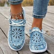 With Floral Elements, Slip-On Shoes Showcase A Unique Design Sense - 藍色 - 查看 2