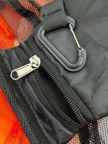 1个黑色便携式篮球网袋，采用耐用涤纶材质，旅行和训练收纳袋，抽绳封口，多隔层设计，可存放运动装备、篮球、器材等，功能齐全且结构坚固