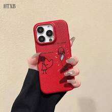 Teléfono con textura de lichi y estampado de una personita con un corazón lleno de amor. Compatible con phone 16 Pro Max, 16, 15 Pro, 14, 14 Plus, 13, 13 Pro, 12 Pro y 12 Pro Series. Resistente al desgaste y a las huellas dactilares. - Marrón - Ver 11