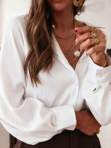 经典白色梭织面料长袖女式衬衫，有领子和纽扣前襟，适合日常穿着，褶皱袖子