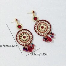 زوج من الأقراط اليدوية المنسوجة ذات الشرابات الطويلة المتميزة بالطراز الاستوائي، بأشكال وألوان وأنماط متنوعة