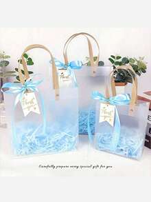 مجموعة أكياس هدايا زرقاء مع شريط، علاقة بطاقة وحشو من الحشيشة الاصطناعية. قابلة لإعادة الاستخدام، بتصميم مقبض. مناسبة لتغليف هدايا الحفلات، تذكارات الزفاف، تغليف منتجات البيع بالتجزئة، هدايا عيد الميلاد، تغليف الهدايا التذكارية، الهدايا الرومانسية وتغليف هدايا إعلان الحب.
