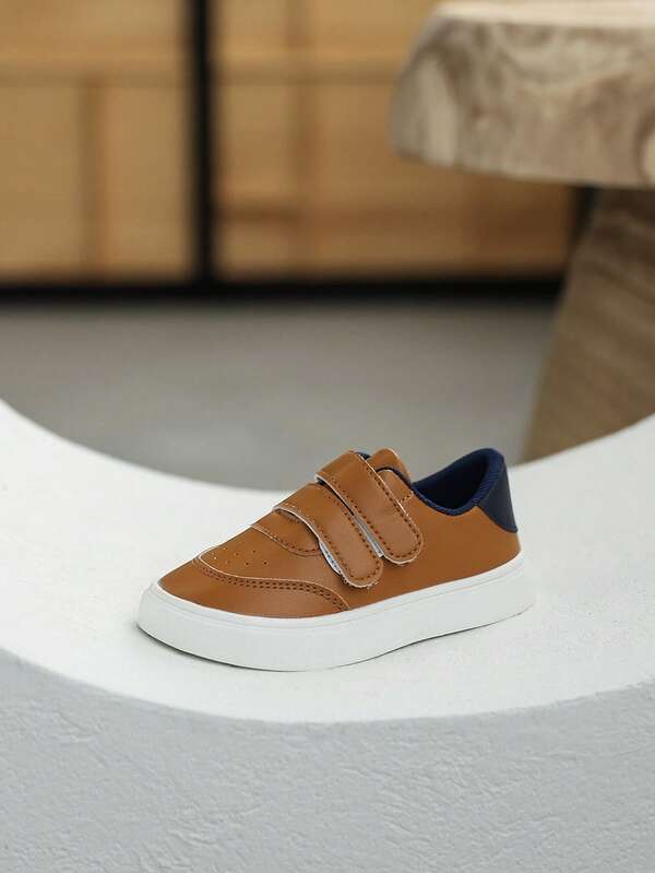 A Pair Of Children's Casual Flat Shoes, White Sneakers, Round Toe Anti-Collision, Lightweight And Comfortable, Soft Leather Surface, Suitable For Performances, Outdoor Leisure Travel, Spring And Autumn, Leather Surface Sneakers