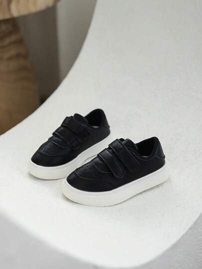 A Pair Of Children's Casual Flat Shoes, White Sneakers, Round Toe Anti-Collision, Lightweight And Comfortable, Soft Leather Surface, Suitable For Performances, Outdoor Leisure Travel, Spring And Autumn, Leather Surface Sneakers