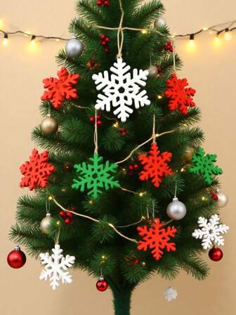 50 piezas Conjunto de piezas de madera con diseño de copos de nieve navideños, en colores rojo, blanco y verde, piezas de madera de copos de nieve para decoración del hogar, decoración clásica de mesa para fiestas navideñas, decoración de habitación navideña, pequeños regalos creativos navideños, manualidades decorativas. La forma de copo de nieve es adecuada para Año Nuevo, invierno y Navidad