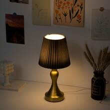 1 Stück Luxus Plissee Lampenschirm mit Aluminiumlegierung Basis, USB betrieben, 3-Farben dimmbar Tischlampe